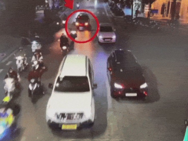 CSGT Hà Nội kích hoạt 'làn sóng xanh', mở đường cứu sản phụ nguy kịch