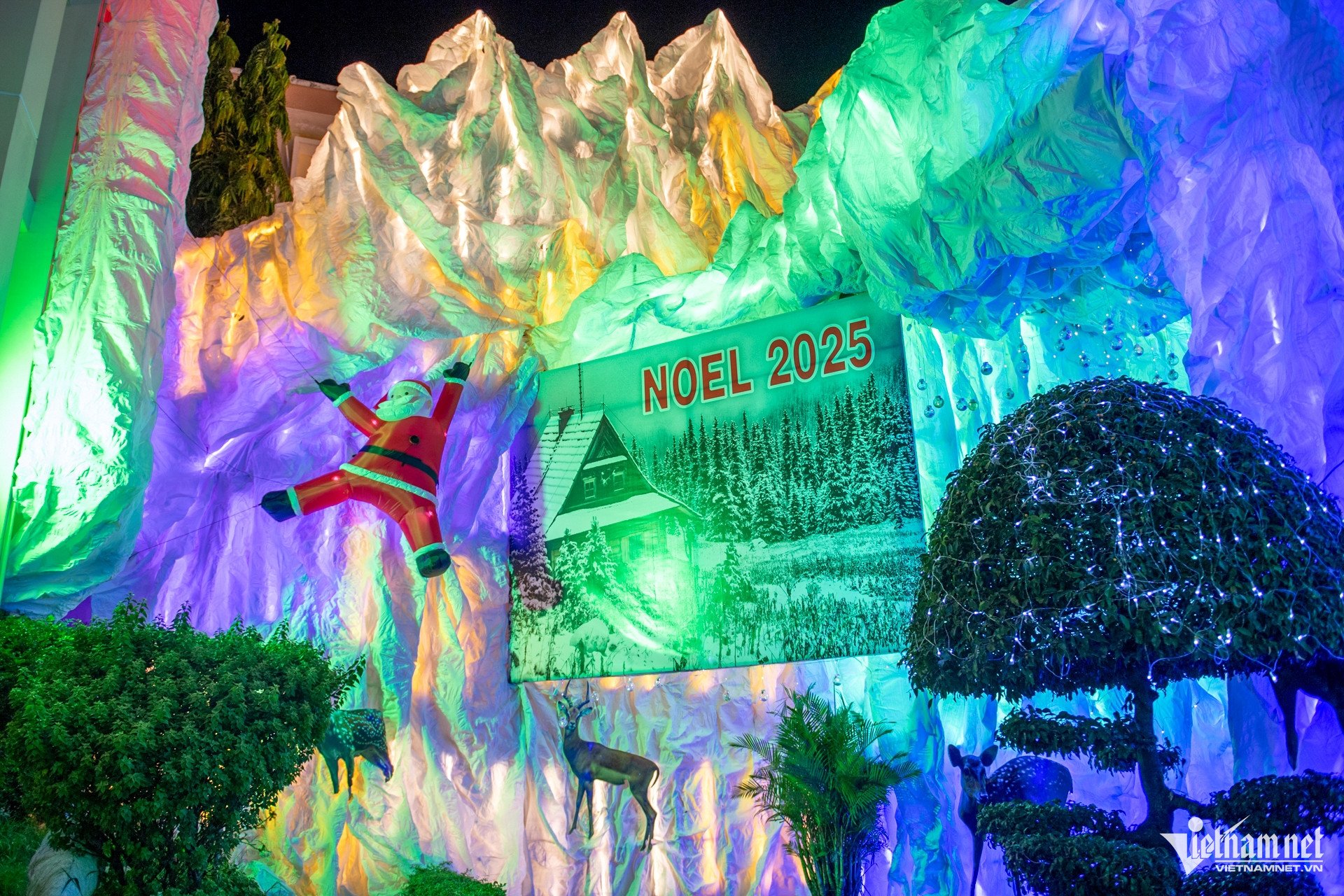 Loạt nhà thờ ở TPHCM rực rỡ ánh đèn trước Giáng sinh, nườm nượp người check-in - 6