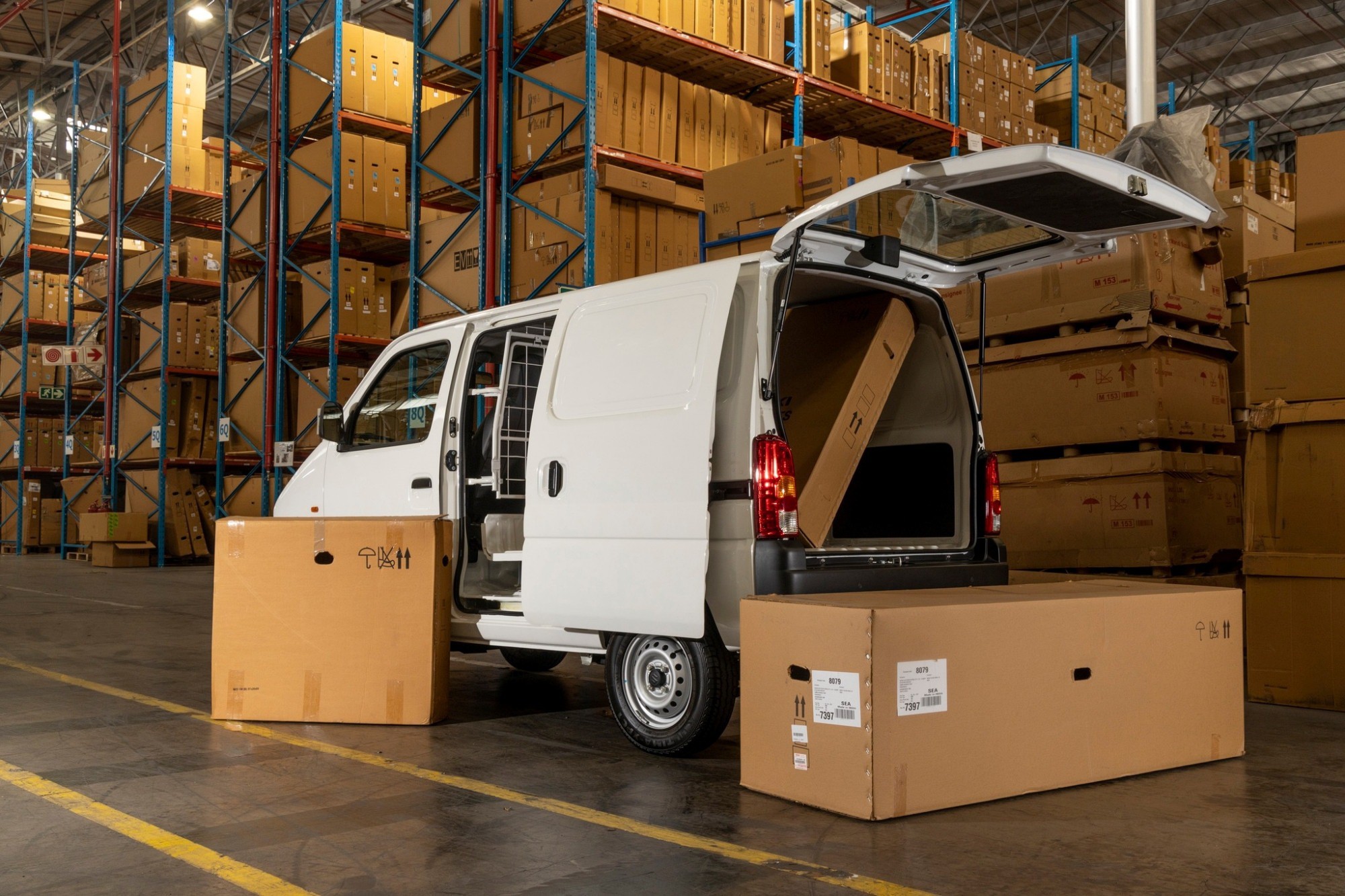 Thùng hàng dài 1.620mm, rộng 1.300mm và cao 1.070mm, tức dài hơn 170mm nhưng hẹp hơn 170mm.