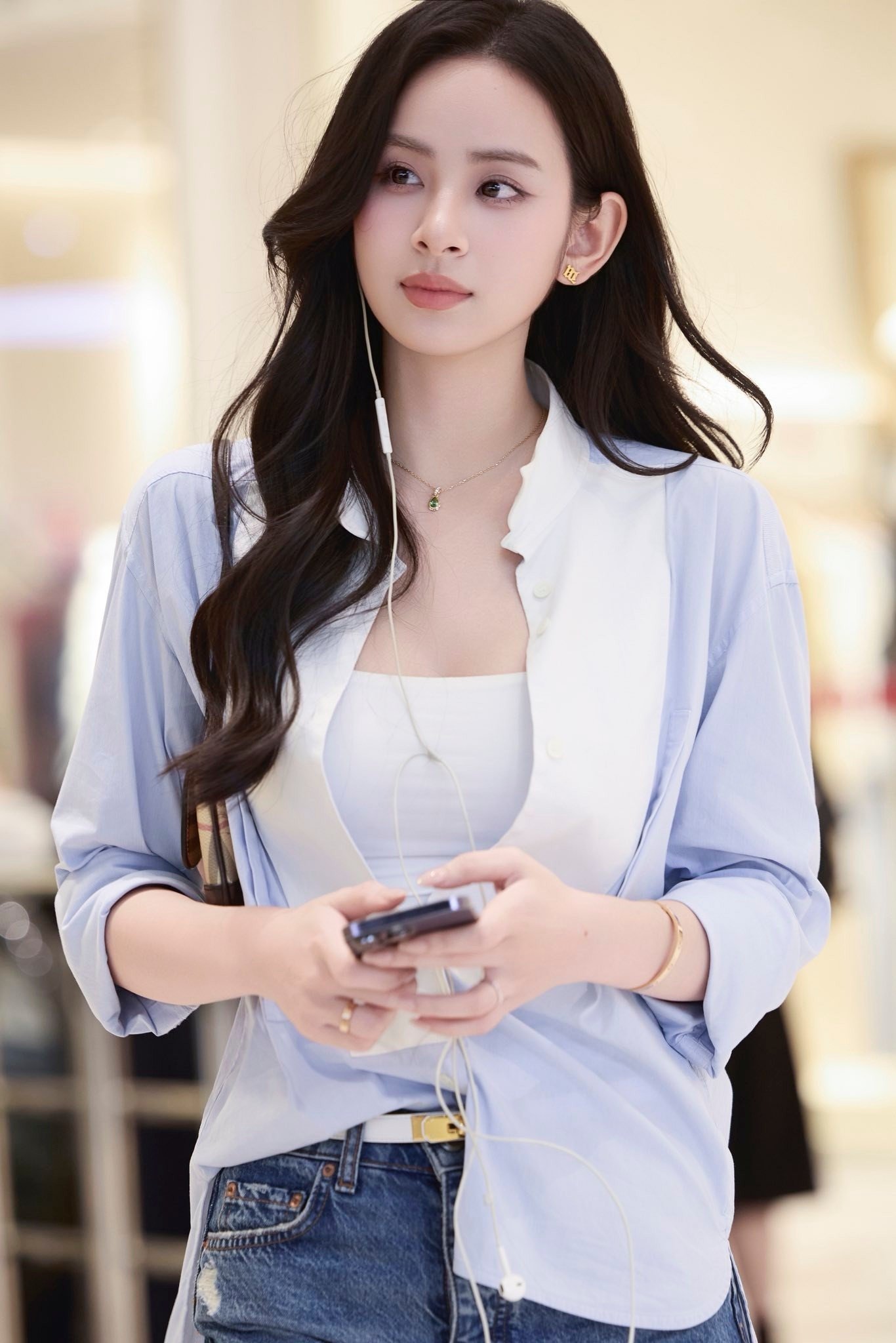 Hoa hậu đua nhau chụp ảnh trạm tỷ đang gây sốt - 4