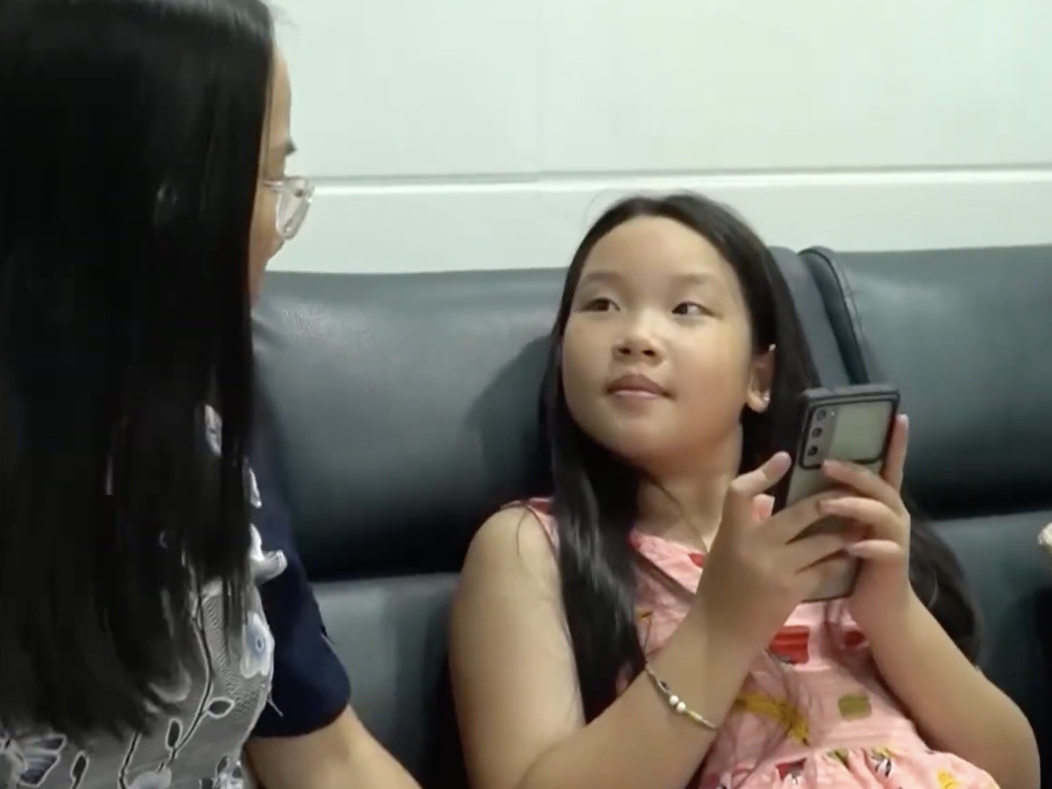 Người lớn cần lắng nghe, đồng hành và làm gương trong cách sử dụng ngôn ngữ. (Ảnh minh họa)