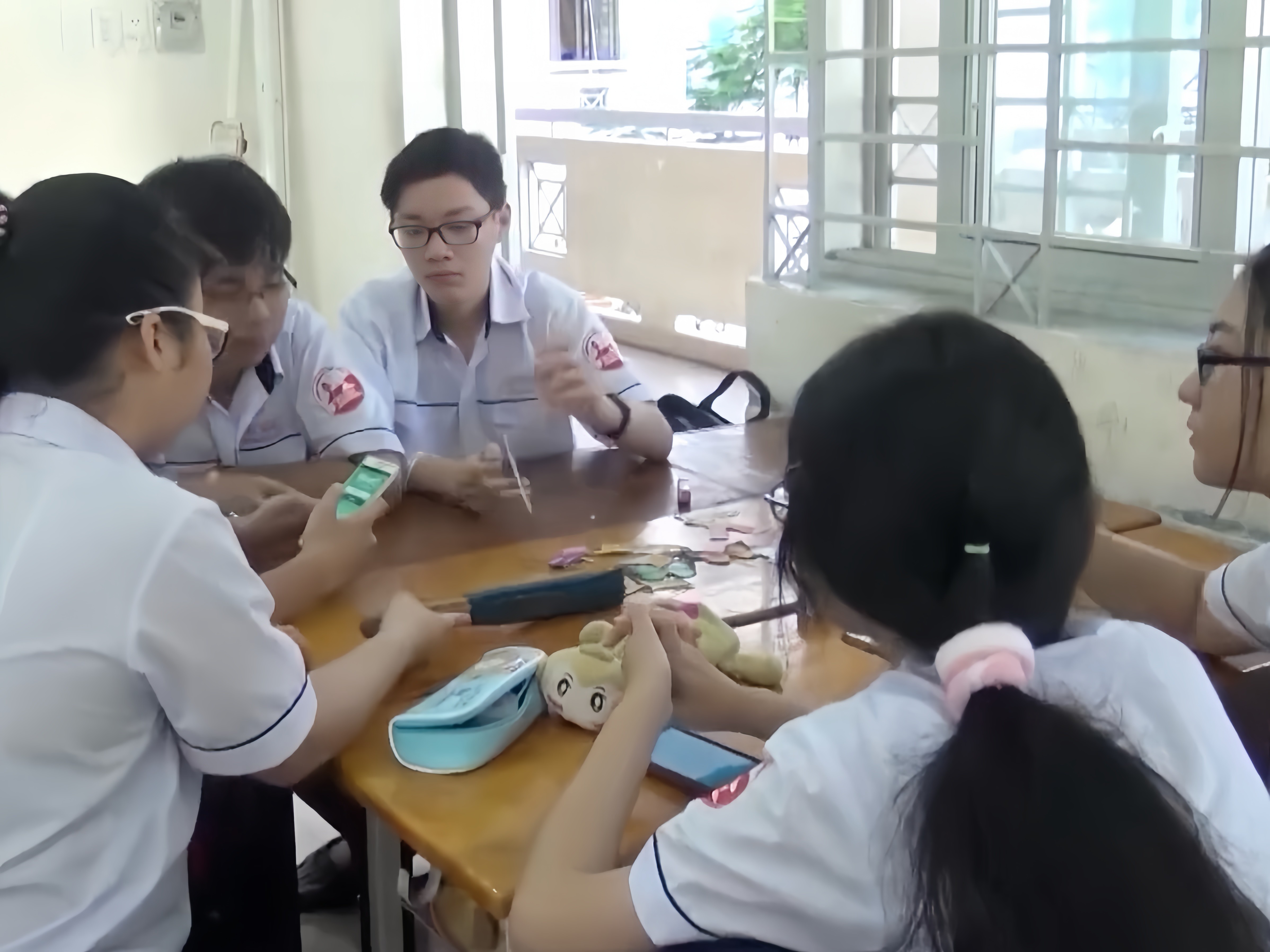 Người lớn cần lắng nghe, đồng hành và làm gương trong cách sử dụng ngôn ngữ. (Ảnh minh họa)