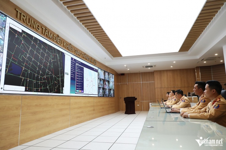Trung tâm điều khiển giao thông Hà Nội vận hành, xử lý vi phạm giao thông trên môi trường điện tử. Ảnh: Đình Hiếu