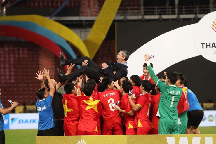 Chủ tịch VFF Trần Quốc Tuấn trong lúc chia vui cùng U22 Việt Nam. Ảnh: Tam Ninh.