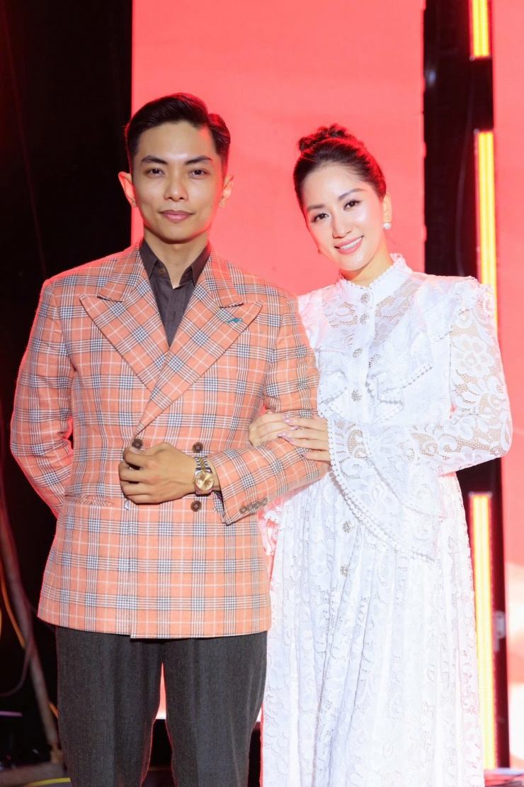 Sao Việt ngày 23/12: Phan Hiển nhắn nhủ Khánh Thi - Viện trưởng Viện Văn hóa Nghệ thuật của Trường ĐH Kinh tế Tài chính TP.HCM: "Hôm nay tròn 3 năm ngày cưới và 17 năm bên nhau. Mình vẫn xấu bền vững còn cô ấy ngày càng đẹp. Cảm ơn em đã đồng hành từ khi chưa có gì đến khi anh đạt được những thành tựu nhỏ bé. Hiện tại, anh không mưu cầu gì hơn ngoài việc em có thật nhiều sức khoẻ để có thể hoàn thành ước mơ của mình và luôn hạnh phúc bên anh cùng các siêu quậy nhỏ. Mà phải thú thật hôm nay bận quá nên quên mất kỷ niệm cưới luôn. Yêu em nhiều".