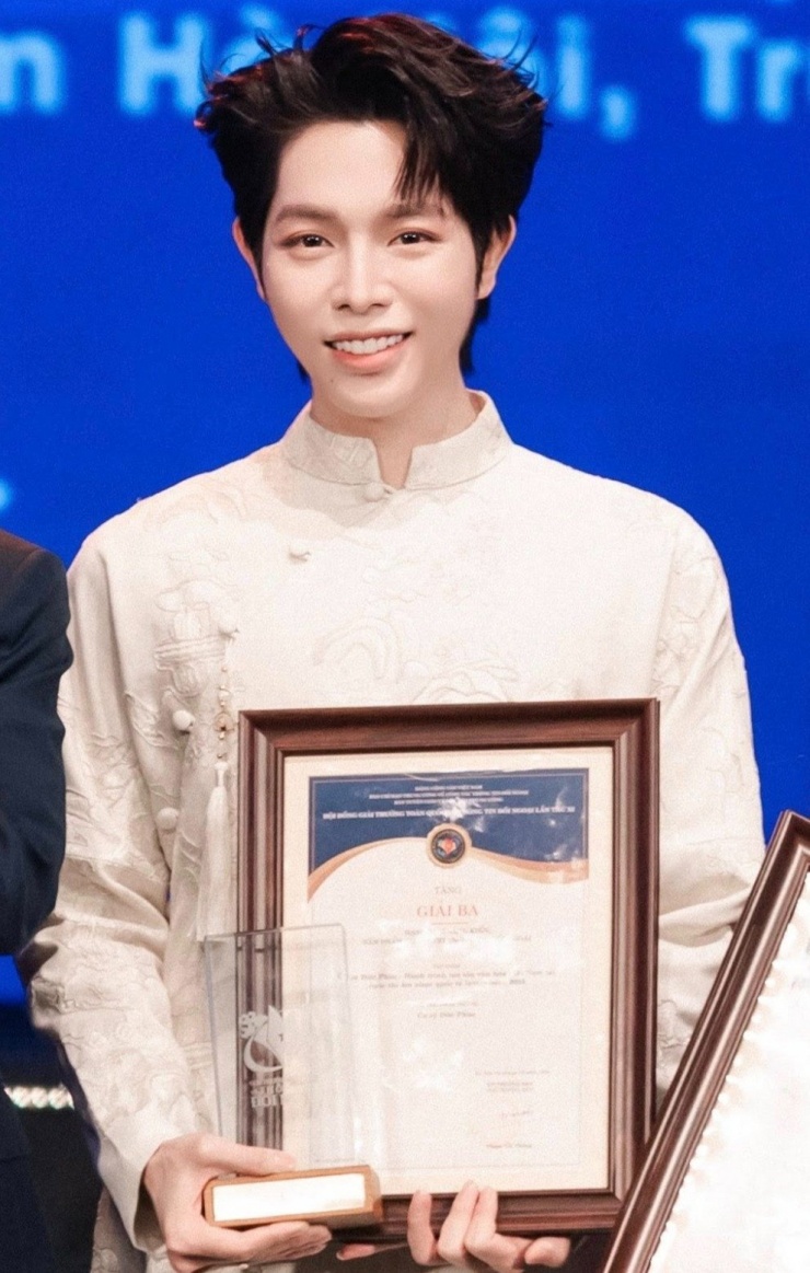 Ca sĩ Đức Phúc được cư dân mạng hết lời khen ngợi hành động tặng xe máy cho 1 tài xế lớn tuổi.