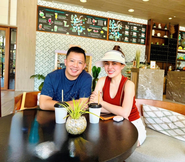 Ca sĩ Giang Hồng Ngọc và chồng mặn nồng.