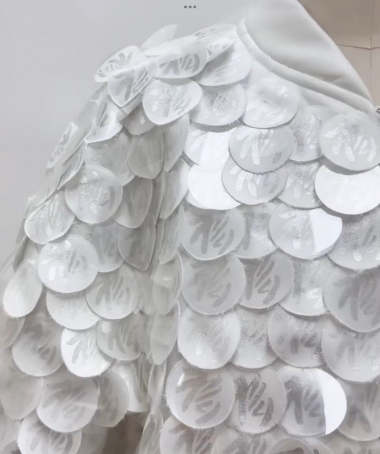 Chỉ riêng áo khoác của Jennie mất gần 200 giờ để chế tác.