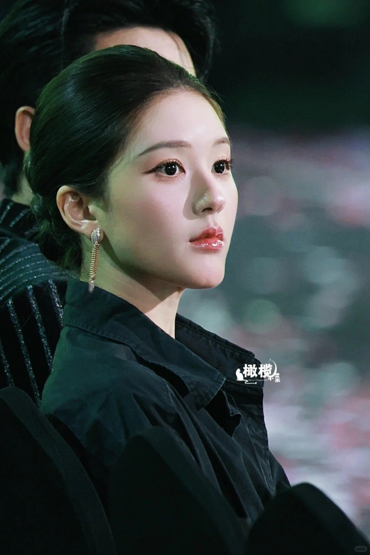 Bị chê trang phục xấu, trang điểm kém xinh, Triệu Lộ Tư đáp trả cực sắc bén - 9