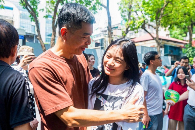 Học sinh Hà Nội nhận được sự động viên của cha mẹ sau mỗi kì thi cam go. Ảnh: Đức Nguyễn