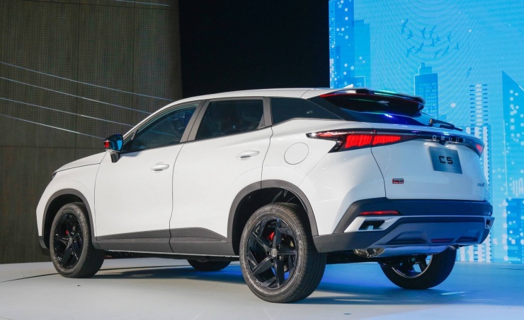 Omoda C5 dù ở phân khúc SUV cỡ B+ nhưng có giá bán chỉ ngang một số mẫu xe cỡ A. Ảnh: OJV