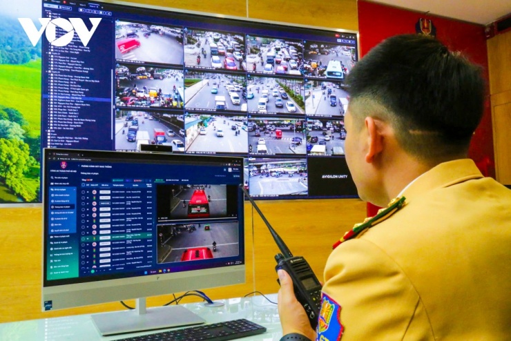 Tại Trung tâm điều khiển giao thông Hà Nội, cán bộ CSGT theo dõi, giám sát trực tiếp các tuyến đường qua hệ thống camera AI, kịp thời phát hiện các phương tiện chở hàng hóa làm che khuất biển kiểm soát.