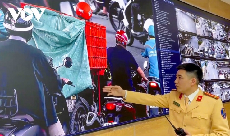 Ngày 23/12, Tổ công tác thuộc Đội Cảnh sát giao thông đường bộ số 4, Phòng CSGT Công an thành phố Hà Nội phối hợp với Trung tâm điều khiển giao thông Hà Nội triển khai kiểm tra, xử lý các trường hợp shipper vi phạm trật tự, an toàn giao thông thông qua hệ thống camera AI.