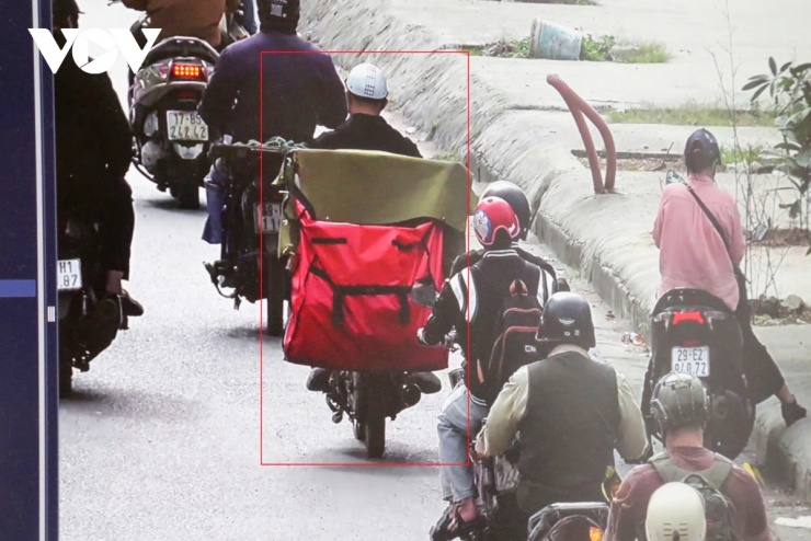 Hình ảnh ghi nhận từ hệ thống camera AI cho thấy nhiều trường hợp shipper chở hàng hóa cồng kềnh, buộc phía sau xe máy, che lấp hoàn toàn biển kiểm soát. Các hình ảnh đều được ghi nhận rõ nét, làm căn cứ xác minh, xử lý vi phạm.