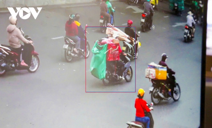 Ngay sau đó, thông tin vi phạm được truyền đến các tổ công tác đang làm nhiệm vụ trên đường để dừng phương tiện, kiểm tra và xử lý theo quy định.