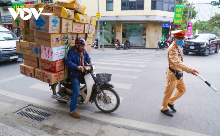 Ghi nhận tại nút giao Kim Ngưu – cầu Lạc Trung, sau khi tiếp nhận thông tin từ Trung tâm điều khiển giao thông Hà Nội, Tổ công tác Đội CSGT đường bộ số 4 đã tiến hành dừng xe, kiểm tra và xử lý nghiêm các trường hợp vi phạm. Nhiều shipper bị phát hiện chở hàng hóa cồng kềnh, che khuất biển kiểm soát, gây nguy hiểm cho các phương tiện khác khi tham gia giao thông.