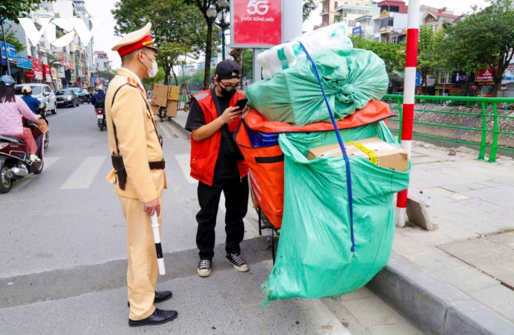 Tương tự, anh T.Y.T. (sinh năm 1995), làm nghề giao hàng khoảng một năm nay, cho biết đây là lần đầu bị CSGT xử phạt với lỗi chở hàng che khuất biển số. Anh T. thừa nhận vi phạm và chấp hành việc xử lý của lực lượng chức năng.