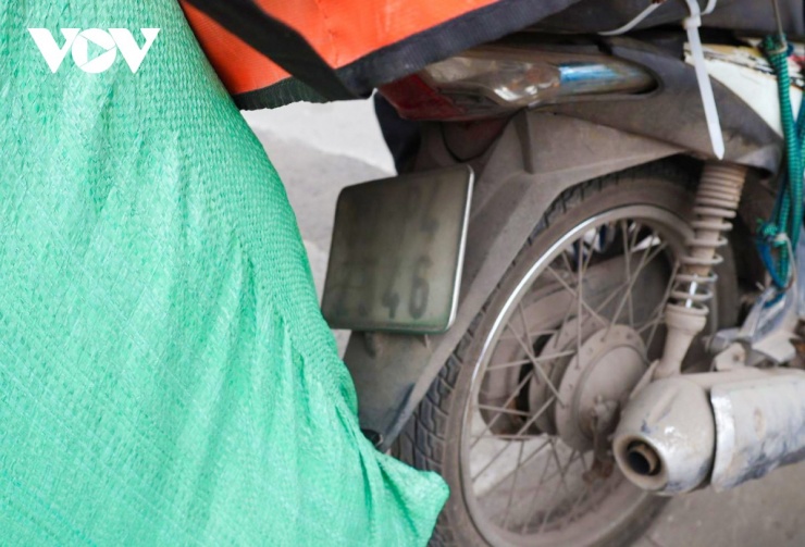 Tuy nhiên, vẫn còn một số trường hợp cố tình hoặc vô ý che lấp biển kiểm soát để né tránh việc bị phát hiện, xử lý, chủ yếu là lái xe ôm công nghệ và người giao hàng. Việc phối hợp chặt chẽ giữa Trung tâm điều khiển giao thông Hà Nội và các tổ công tác ngoài thực địa đã góp phần phát hiện, xử lý kịp thời các hành vi vi phạm, bảo đảm trật tự, an toàn giao thông trên địa bàn.