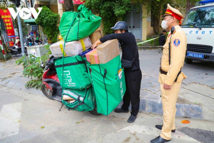 Theo ghi nhận, trong khoảng một giờ làm việc, Tổ công tác Đội CSGT đường bộ số 4 đã xử lý 5 trường hợp shipper vi phạm, với các lỗi phổ biến như chở hàng hóa làm che khuất biển kiểm soát, chở hàng cồng kềnh, che hoặc dán biển số phương tiện.