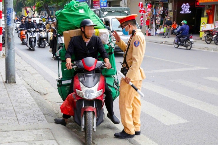 Cố tình che biển số “né” camera AI, shipper bị xử phạt