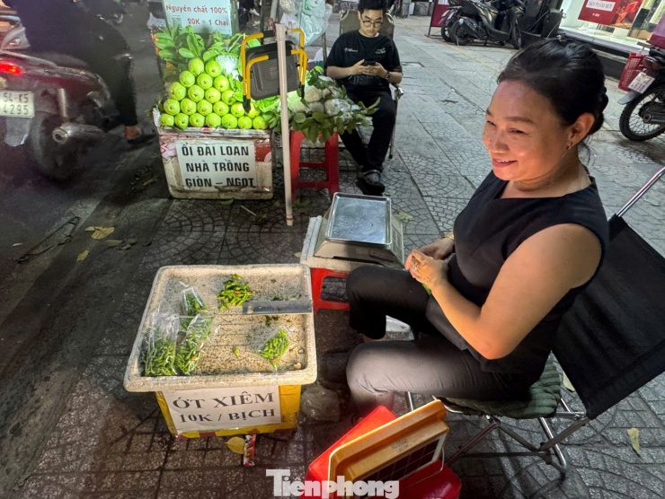 Lần đầu tiên, ớt được bán "một mình một chợ" ngay trên vỉa. Ớt được cân khoảng 50gram cho vào bịch có giá 10.000 đồng