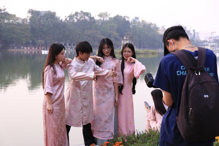 Các bạn trẻ thuê dịch vụ chụp ảnh Tết theo nhóm (Ảnh: Nhật Anh)