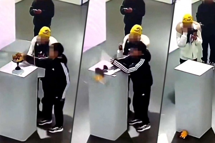 Toàn bộ tủ kính bất ngờ rơi xuống, khiến chiếc vương miện bên trong va đập mạnh và bị hư hỏng nghiêm trọng.