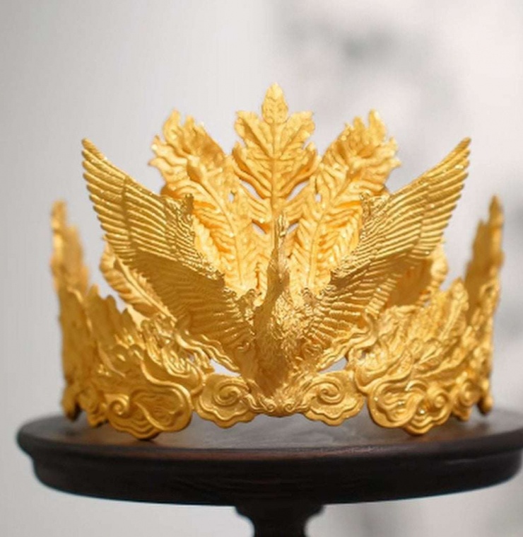 Chiếc vương miện đắt giá do chồng của Zhang thiết kế và chế tác. Ảnh: Douyin