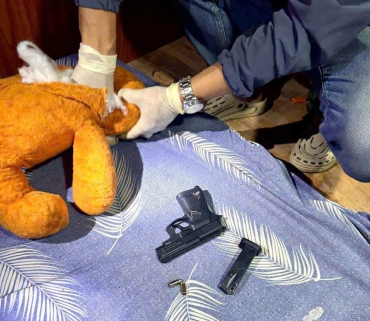 Một khẩu súng liên quan vụ án bị công an thu giữ.