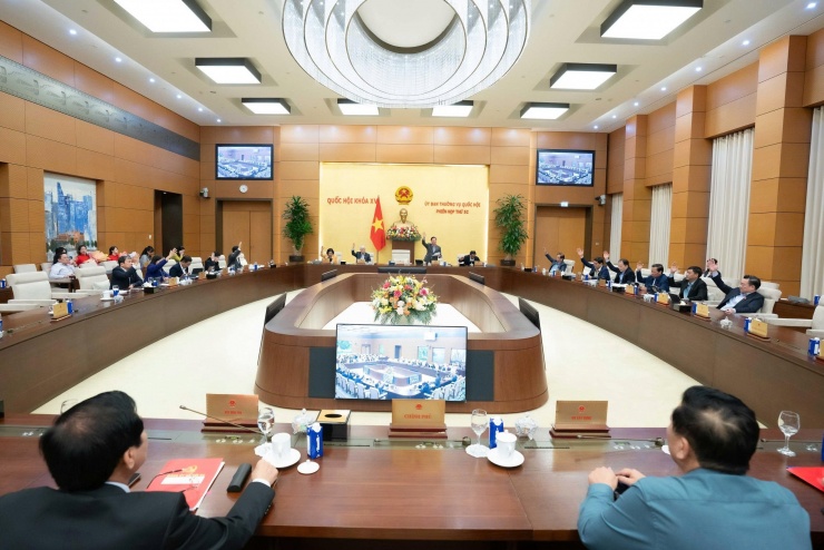 Các Ủy viên Ủy ban Thường vụ Quốc hội biểu quyết tại phiên họp.