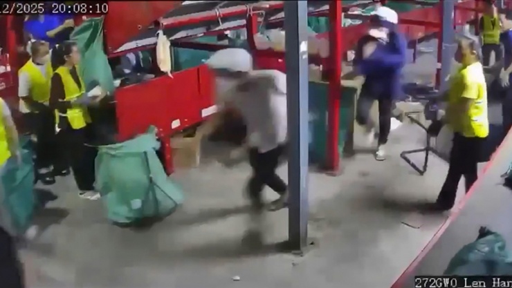 Hình ảnh các đối tượng xông vào công ty sát hại anh E. (Ảnh: MĐ)