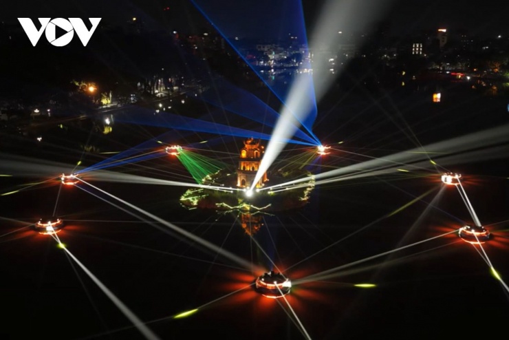 Chương trình Chiếu sáng Nghệ thuật Hồ Gươm – Tháp Rùa là hoạt động hưởng ứng cho chuỗi chương trình văn hóa – nghệ thuật của thành phố Hà Nội.&nbsp;Không gian chiếu sáng được tổ chức với mục tiêu tạo thêm không gian sinh hoạt văn hóa cộng đồng về đêm trong dịp lễ cuối năm, góp phần mang lại không khí đón năm mới an lành, ấm áp, phù hợp với sinh hoạt đô thị của khu vực trung tâm.