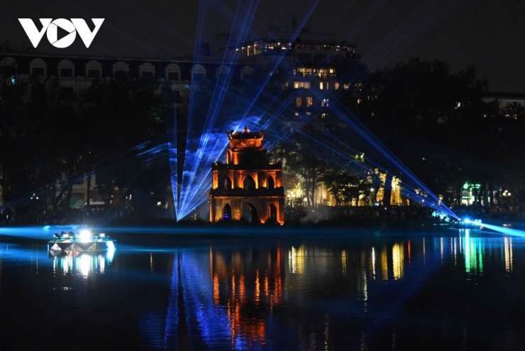 Phương án chiếu sáng được xây dựng theo tinh thần hiện đại, phù hợp với không khí Giáng sinh và Tết Dương lịch, bảo đảm hài hòa về màu sắc, cường độ và nhịp chuyển động ánh sáng. Toàn bộ giải pháp đã được nghiên cứu kỹ lưỡng, không sân khấu hóa di tích, không làm thay đổi hình thái cảnh quan, giữ trọn giá trị của không gian văn hóa - lịch sử đặc biệt của Hồ Gươm và Tháp Rùa.&nbsp;