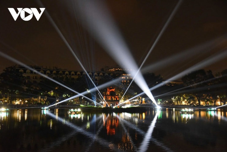 Ánh sáng được sử dụng như một phương tiện hỗ trợ trải nghiệm không gian công cộng, giúp người dân và du khách tiếp cận, cảm nhận cảnh quan Hồ Gươm theo một cách nhẹ nhàng, gần gũi, tôn trọng giá trị văn hóa - lịch sử vốn có của khu vực.