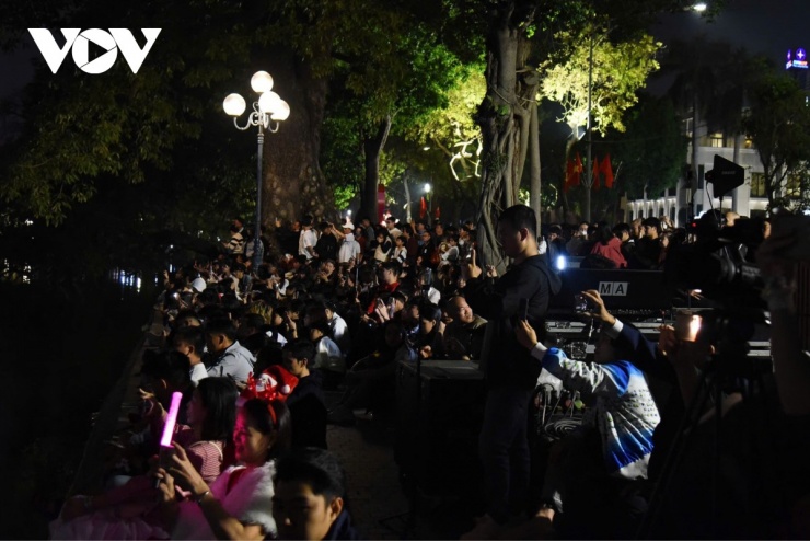 Đông đảo người dân Thủ đô cùng du khách đã đến thưởng lãm chương trình chiếu sáng nghệ thuật tại khu vực Hồ Gươm – Tháp Rùa.