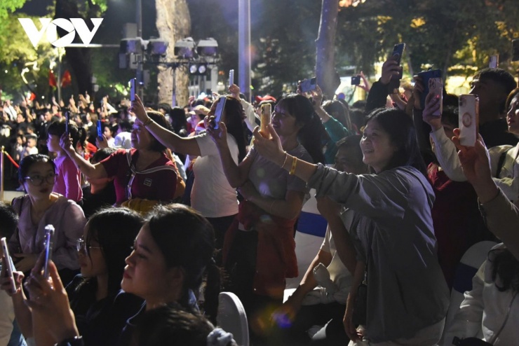 Người dân và du khách hào hứng ghi lại những khoảnh khắc ấn tượng, lưu giữ kỷ niệm đẹp trong quá trình thưởng lãm chương trình chiếu sáng nghệ thuật. Chia sẻ với phóng viên, bạn Hồ Thị Huyền cho biết, lần đầu đến khu vực hồ Gươm để xem màn trình diễn ánh sáng và cảm nhận chương trình được đầu tư chỉn chu, tạo không khí thoải mái cho người xem. "Hôm nay lại đúng dịp Noel nên em thấy phố phường rất đông, không khí nhộn nhịp và vui hơn", Huyền nói.