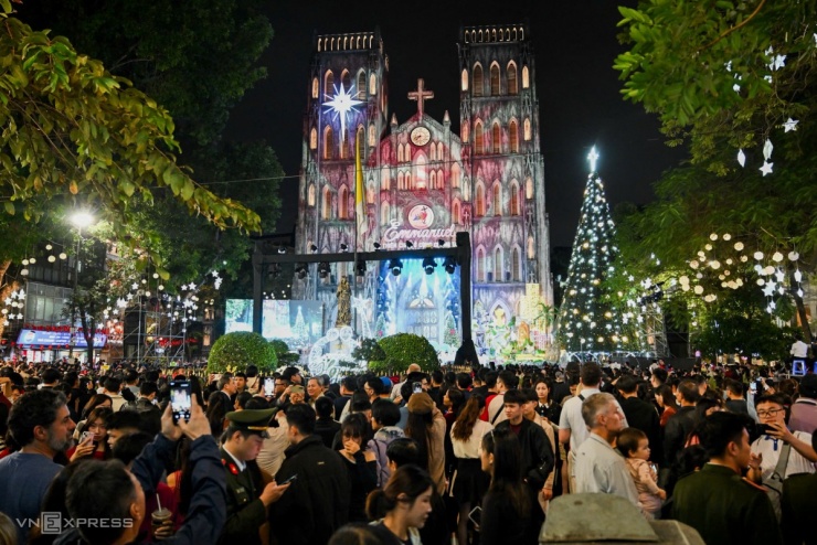 Đông nghịt người đón Giáng sinh - 1