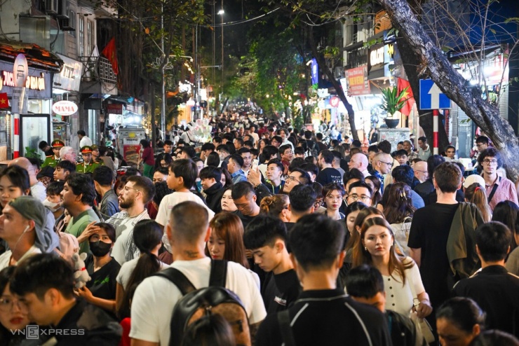 Đông nghịt người đón Giáng sinh - 2