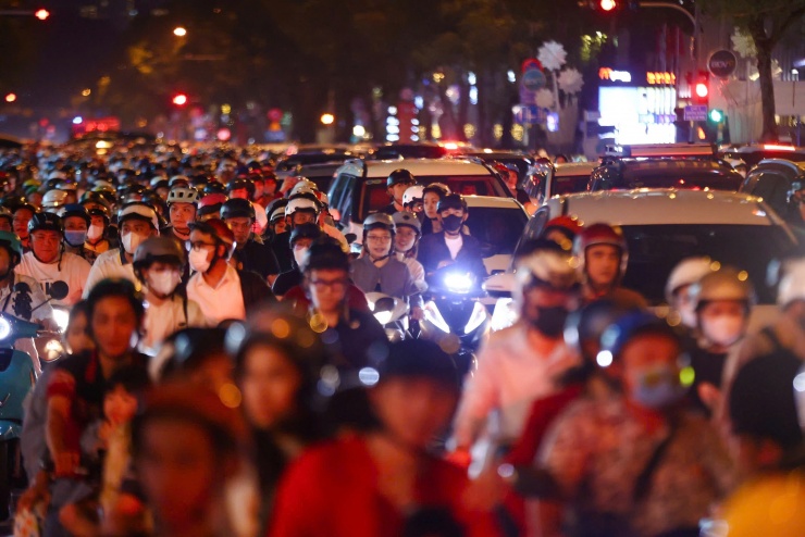 Đông nghịt người đón Giáng sinh - 8