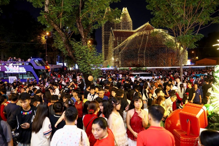 Đông nghịt người đón Giáng sinh - 10