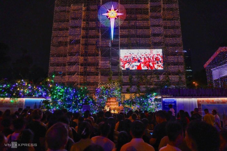 Đông nghịt người đón Giáng sinh - 11