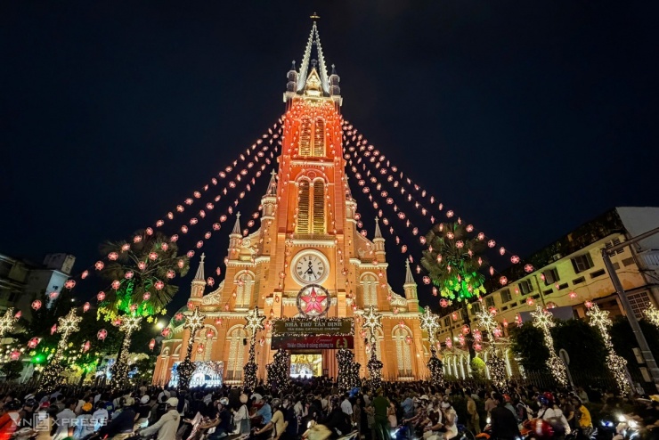 Đông nghịt người đón Giáng sinh - 15