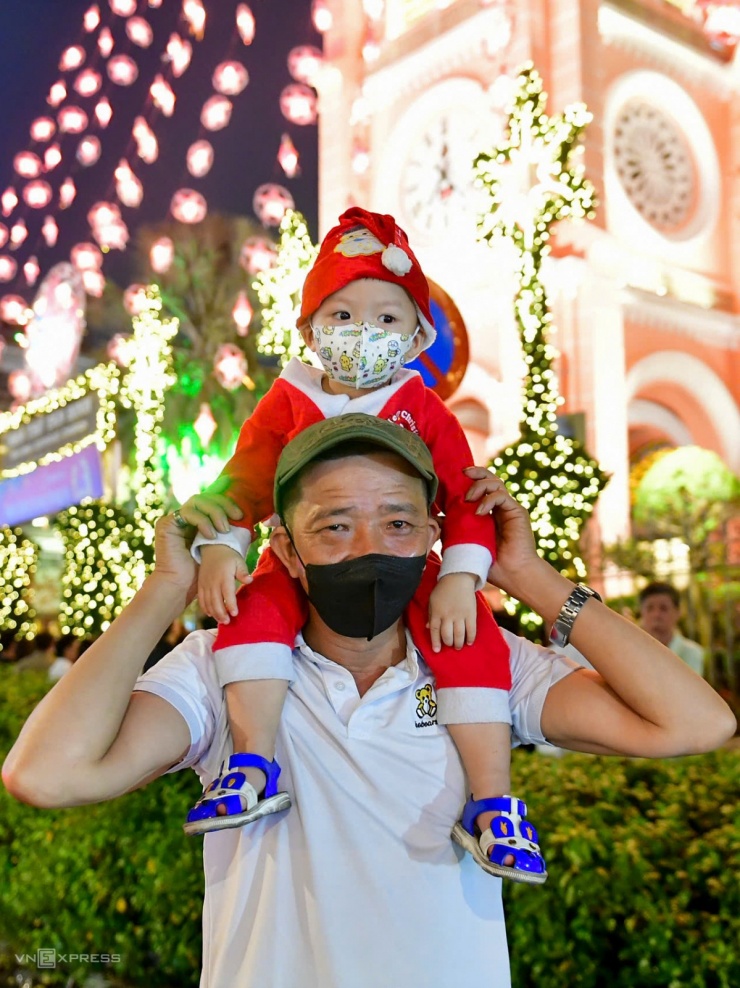 Đông nghịt người đón Giáng sinh - 18