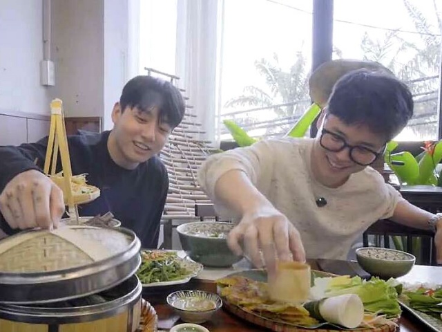 Jimin, Jungkook thưởng thức bánh xèo, mì Quảng