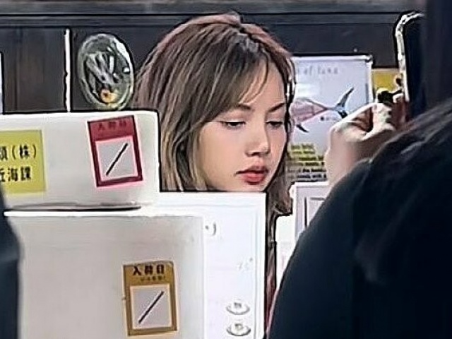 Lisa bị bắt gặp ở Pháp, nghi đón Noel cùng bạn trai