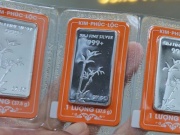 Không chỉ vàng, giá bạc hôm nay 24-12 cũng liên tục lập đỉnh mới