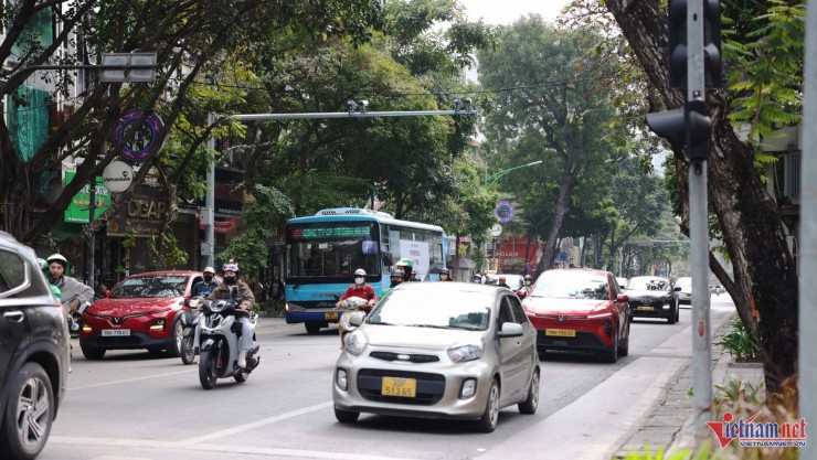 6 tuyến phố được tích hợp hệ thống điều khiển tín hiệu giao thông ứng dụng AI, thiết lập “làn sóng xanh” và tự động cảnh báo các điểm ùn tắc. Ảnh: Đức Hoàng