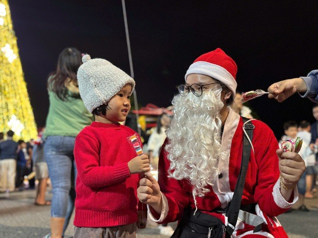 Người dân cả nước đổ ra đường đón Giáng sinh - 34