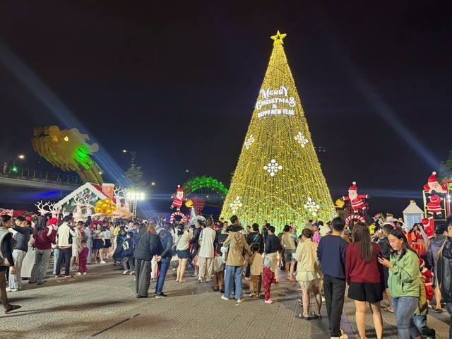 Người dân cả nước đổ ra đường đón Giáng sinh - 35