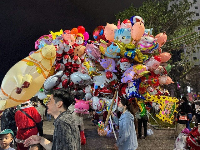 Không khí đón Giáng sinh rộn ràng tại chân cầu Rồng, phường An Hải, TP Đà Nẵng